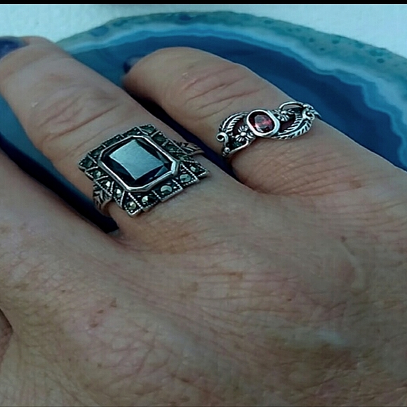 VINTAGE Sterling Silver Bezel Set Juicy Red NATURAL Gemstone Feather Detail Ring - Picture 8 of 8